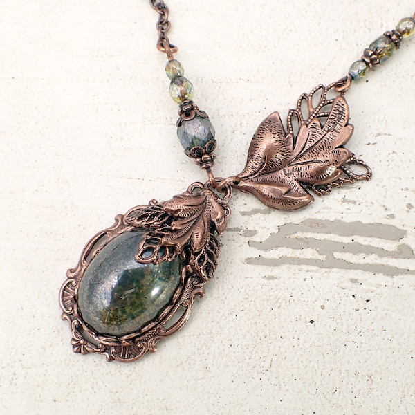 Collier Cabochon vert boisé avec feuilles et verre tchèque - Bijoux de style vintage rustique en cuivre antique - Collier Renaissance