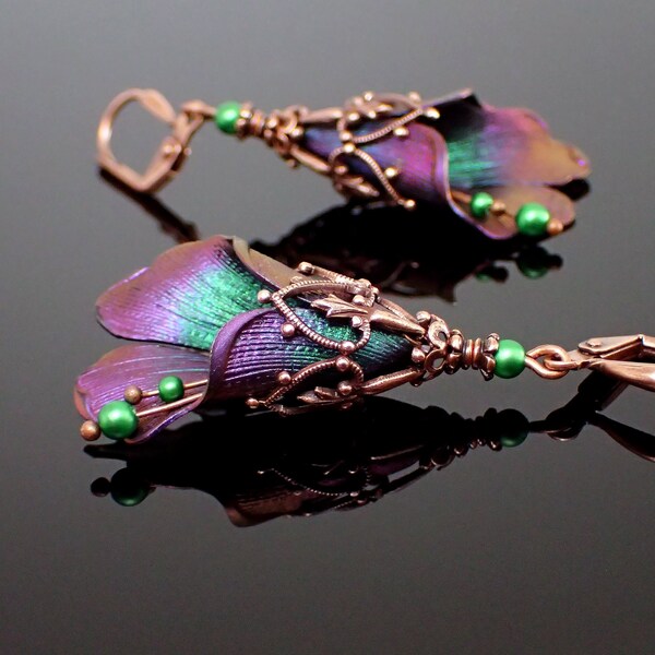 Pendientes con cierre de palanca, flores iridiscentes moradas y verdes, perlas de imitación de cristal y filigrana de cobre envejecido.