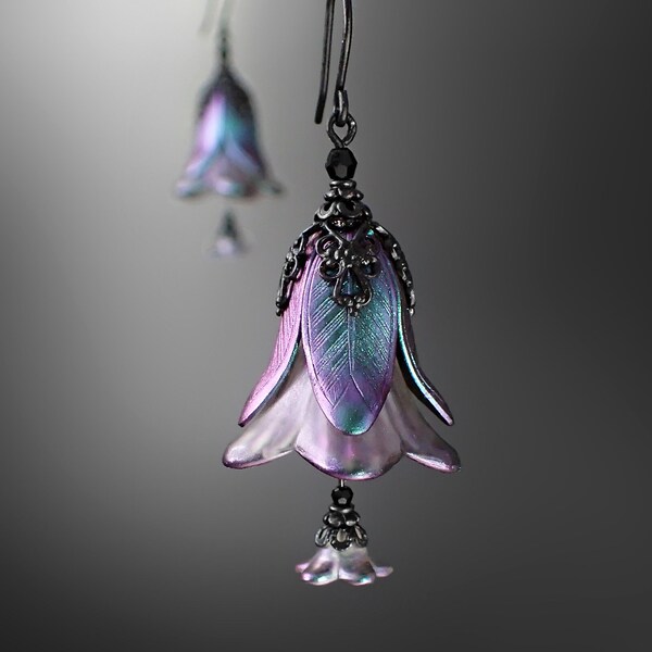 Pendientes de elfo de la noche: gotas de flores de latón negro oscuro y lucita con pátina brillante en tonos púrpura y verde que cambia de color y cuentas de cristal.