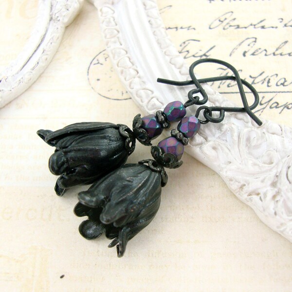 Pendientes colgantes de flor negro - peacock púrpura negro latón joyería - pendientes de la flor gótica - joyería gótica - joyería de regalo gótico único