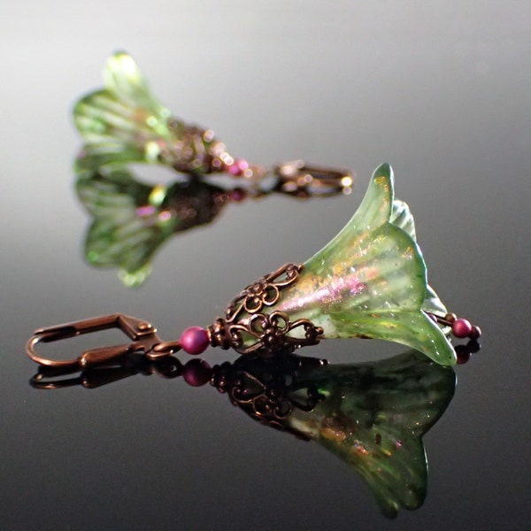 Schillernde rosa und grüne Lucite Blumen Ohrringe mit viktorianischem Stil Antiqued Kupfer Floral Filigree und Kristall Simulierte Perlen
