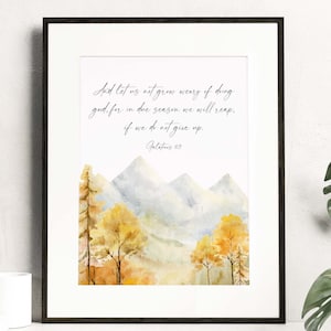 Puede incluir: Una pintura de acuarela de un paisaje de montaña con árboles en primer plano. La cita "No nos cansemos de hacer el bien, porque a su tiempo cosecharemos, si no nos desanimamos. Gálatas 6:9" está impresa en la imagen.