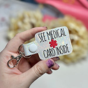 Voir la carte médicale à l'intérieur du porte-clés de sensibilisation médicale