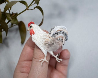 リアルな白い手刺繍の雄鶏のブローチ