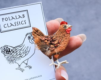 ジンジャーレッドの刺繍入り鶏のブローチ。鶏のミニチュア。リアルなスタンプワークアート。