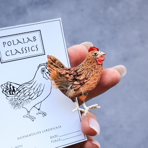 Ginger red embroidered hen brooch. Chicken miniature. Realistic stumpwork art.
