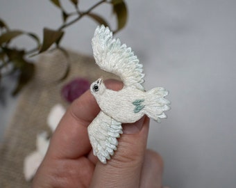 平和の鳩のピン。手刺繍の鳥のブローチ。