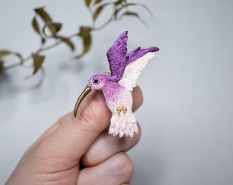 刺繍入りのハチドリのブローチ