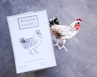 刺繍された白い鶏のブローチ。鶏のミニチュア。リアルな鳥のブローチ。