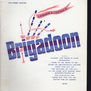 Peut inclure: Couverture de partition musicale pour la comédie musicale "Brigadoon". Le titre est en grandes lettres bleues et violettes. La couverture comprend les noms du parolier et du compositeur, et une liste de chansons.
