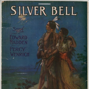 Puede incluir: Portada de partitura antigua titulada "Silver Bell". La obra de arte representa a una pareja nativa americana en un acantilado, con un fondo de cielo nocturno. La letra de la canción es de Edward Madden y la música de Percy Wenrich. Publicado por Jerome H. Remick & Co.