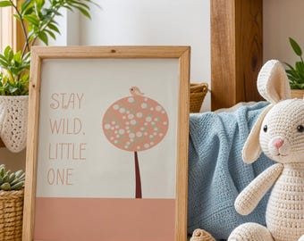 ¡Mantente salvaje, pequeño! - Lámina artística de pájaro y árbol estilo boho (descarga digital de 8x10 pulgadas) para habitación infantil.