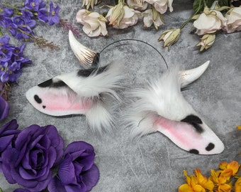 Orejas de vaca grandes con cuernos