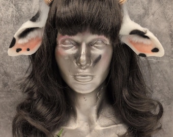 Orejas de ternero pequeñas con cuernos