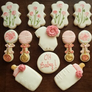 Galletas de azúcar de ducha de bebé jardín, galletas de cumpleaños de niña, galletas de ducha de bebé, galletas de flores, galletas blancas y doradas rosas imagen 3
