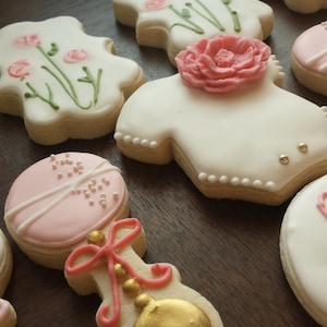 Galletas de azúcar de ducha de bebé jardín, galletas de cumpleaños de niña, galletas de ducha de bebé, galletas de flores, galletas blancas y doradas rosas imagen 1