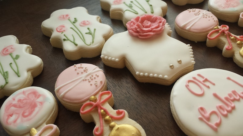 Galletas de azúcar de ducha de bebé jardín, galletas de cumpleaños de niña, galletas de ducha de bebé, galletas de flores, galletas blancas y doradas rosas imagen 1