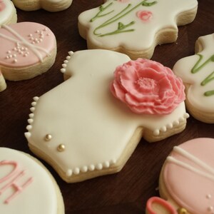 Galletas de azúcar de ducha de bebé jardín, galletas de cumpleaños de niña, galletas de ducha de bebé, galletas de flores, galletas blancas y doradas rosas imagen 2