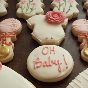 Galletas de azúcar de ducha de bebé jardín, galletas de cumpleaños de niña, galletas de ducha de bebé, galletas de flores, galletas blancas y doradas rosas imagen 4