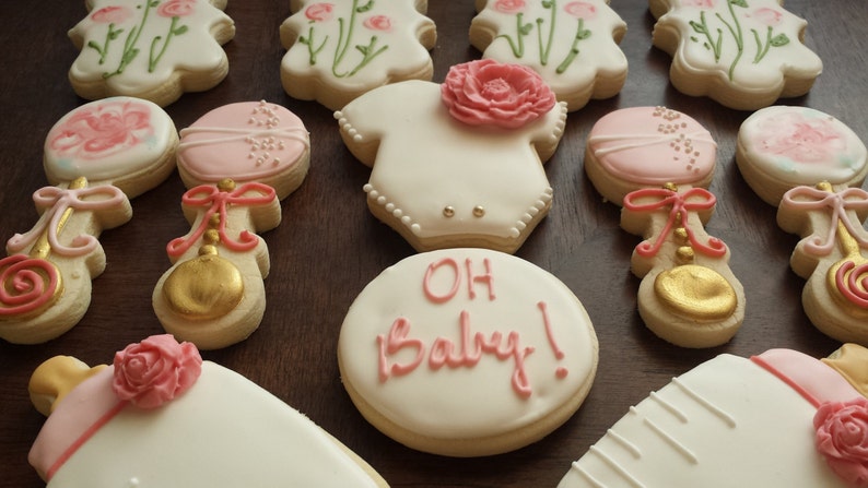 Galletas de azúcar de ducha de bebé jardín, galletas de cumpleaños de niña, galletas de ducha de bebé, galletas de flores, galletas blancas y doradas rosas imagen 4