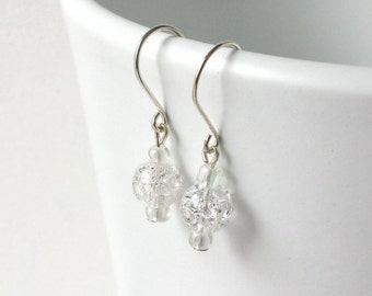 Boucles d’oreilles argentées blanc, brillant verre blanc argent boucles d’oreilles, craquelé verre minimaliste boucles d’oreilles, bijoux de mariage, bijoux Boho Chic