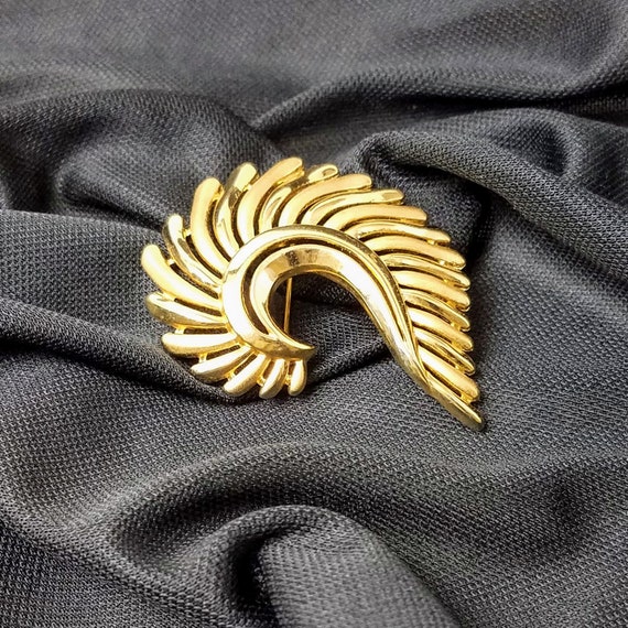 Vintage Gold Tone Brooch, Abstract Costume Jewelry Romantic Gift for Her