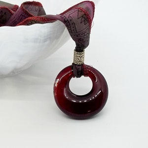Rotes Glas Anhänger und Seide Halskette, handgemachte Granat rot verschmolzen Glas Reifen und Pflaume Sari Seide verstellbare Halskette