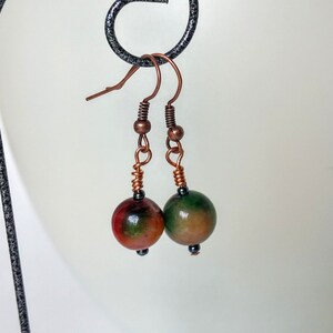 Minimalistische oorbellen, druppel oorbellen, rode groene oorbellen, Multi Color oorbellen, natuurlijke oorbellen, Boho chic oorbellen, Artisan oorbellen