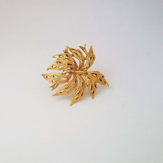 Vintage Gold Tone Leaf Brooch, Vintage Leaf Pin, Gold Tone Statement Pin, Retro Jewelry Gifts for Her, Coat or Shawl Brooch, Costume Jewelry