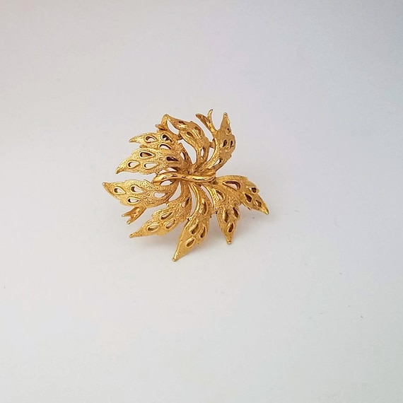 Vintage Gold Tone Leaf Brooch, Vintage Leaf Pin, Gold Tone Statement Pin, Retro Jewelry Gifts for Her, Coat or Shawl Brooch, Costume Jewelry