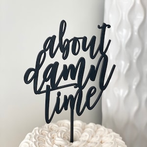 Adorno para tarta de bodas "Acerca del Maldito Tiempo" – Caligrafía moderna y divertida