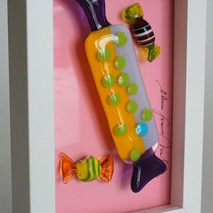 Färgade glasgodisar i en tavelram, små, tillverkade med fusingteknik, handgjorda, samlarobjekt, dekorativt föremål, signerad