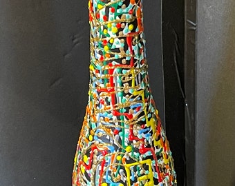 Abstrakte, fröhliche kleine Vase