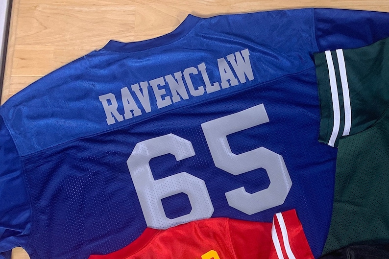 Pu&ograve; includere: Una maglia blu con la scritta "RAVENCLAW" e il numero "65" stampato sul retro in argento. La maglia &egrave; realizzata in materiale a rete.