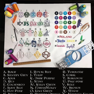 Pu&ograve; includere: Un grafico con opzioni di font e colore per il ricamo. Il grafico mostra 29 font di ricamo diversi, ciascuno etichettato con un numero e una lettera. &Egrave; inclusa anche una chiave di colore con 26 colori diversi e le loro lettere corrispondenti. Il grafico &egrave; circondato da bobine di filo da ricamo in vari colori.