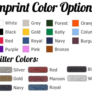 Pu&ograve; includere: Un grafico che mostra le opzioni di colore di stampa per un prodotto. I colori includono bianco, grigio, verde foresta, arancione, nero, oro, verde kelly, blu columbia, rosso, blu reale, blu navy, bordeaux, viola, rosa e bronzo. Il grafico mostra anche le opzioni di colore glitter, tra cui argento, oro, blu navy, rosso, nero, marrone e bianco.