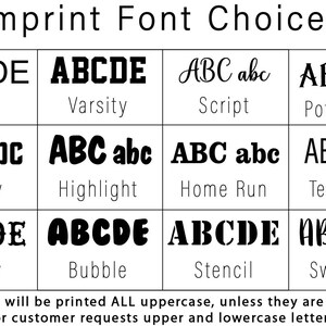 Pu&ograve; includere: Un grafico che mostra diverse scelte di font per l'impressione di testo. I font sono mostrati in testo nero su sfondo bianco. I font includono Block, Varsity, Script, PotterHead, Galaxy, Highlight, Home Run, Team USA, Tiffany, Bubble, Stencil e Sweetpea. Il testo in fondo al grafico recita: "***Tutti i font saranno stampati in MAIUSCOLO, a meno che non siano font di scrittura o il cliente richieda lettere maiuscole e minuscole."
