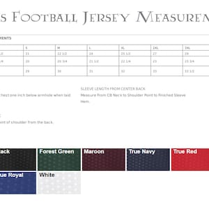 Pu&ograve; includere: Una tabella che mostra le misure delle maglie da calcio per uomo in pollici per le taglie XS a 4XL. La tabella include le misure per il petto, la lunghezza della manica dal centro della schiena e la lunghezza del corpo sulla schiena. La tabella include anche una descrizione di come misurare ogni dimensione.