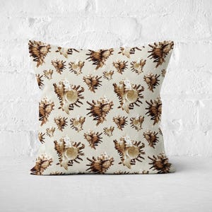 Może przedstawiać: Beżowa poduszka z brązowym wzorem muszli. Muszle są ułożone w powtarzający się wzór na poduszce.