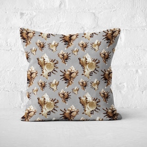 Może przedstawiać: Szara poduszka z wzorem brązowych muszli. Poduszka jest wykonana z miękkiej, wygodnej tkaniny i ma zamek błyskawiczny.