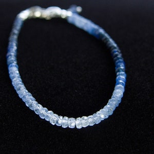 Blauer Saphir Ombre Reihe Armband, Zartes Saphir Armband. Zierliches Layering Edelstein Armband. September Geburtsstein Schmuck