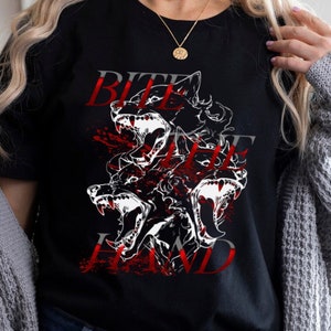 Camiseta gráfica de la mitología griega "Morder la mano luchando contra Cerbero y Hades" - Colores cómodos en negro