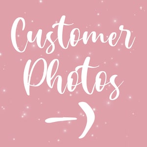 以下が含まれることがあります： ピンクの背景に、白い文字で「お客様の写真 ->」と書いてあります。