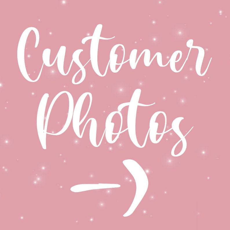 以下が含まれることがあります： ピンクの背景に、白い文字で「お客様の写真 ->」と書いてあります。