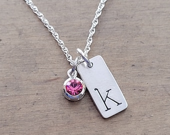 Halsband med initialer och födelsesten i sterlingsilver: Personliga kristallsmycken