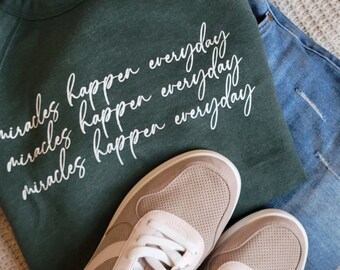 Felpa con cappuccio "Miracles Happen Everyday": abbigliamento cristiano girocollo