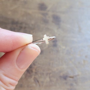 Winziger Kreuz Ring. Minimalistische Christliche Stapelringe