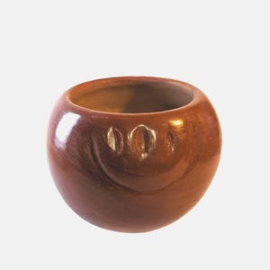 Marie Sisneros Askan Santa Clara Pueblo Redware Pinch Pot - Carved Bear Paw Motif Pottery