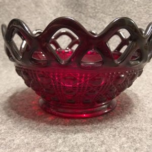 Puede incluir: Un juego de tres tazas de cerámica con un acabado mate moteado. Cada taza presenta un color diferente: azul claro, crema y gris. Las tazas tienen un diseño simple y moderno con una forma redondeada y un asa cómoda.