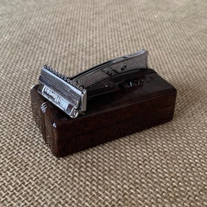 Vintage Safety Razor 1930s De Haven Model No 3 Safety Razor And Blade Original Bakelite Case Shake to Sharpen Design Vintage Grooming Tool